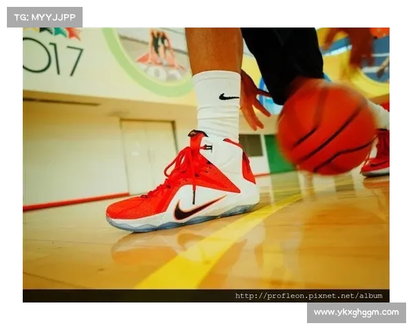 LeBron亲着LeBron XII定妆照 LeBron亲着LeBron XII定妆照
